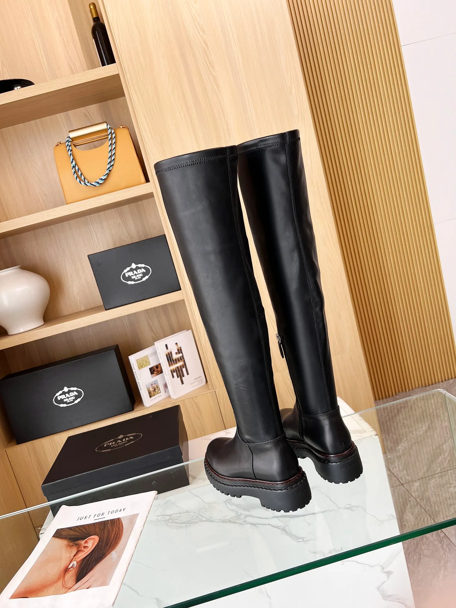 👟👟Ex-factory price 720👟👟 𝐏𝐑𝐀𝐃𝐀New Prada 2024 autumn and winter catwalk boots. Original purchased from Taikoo Hui and reprinted. The shoes are very light on the feet and the walking comfort is very good. The design style using the triangle logo is worth owning. The shoe shape has great charm and a very distinctive design sense. It is highly recognizable. The leather is soft and extremely comfortable! Fabric: Cowhide. Lining: Cowhide. Size: 35-41